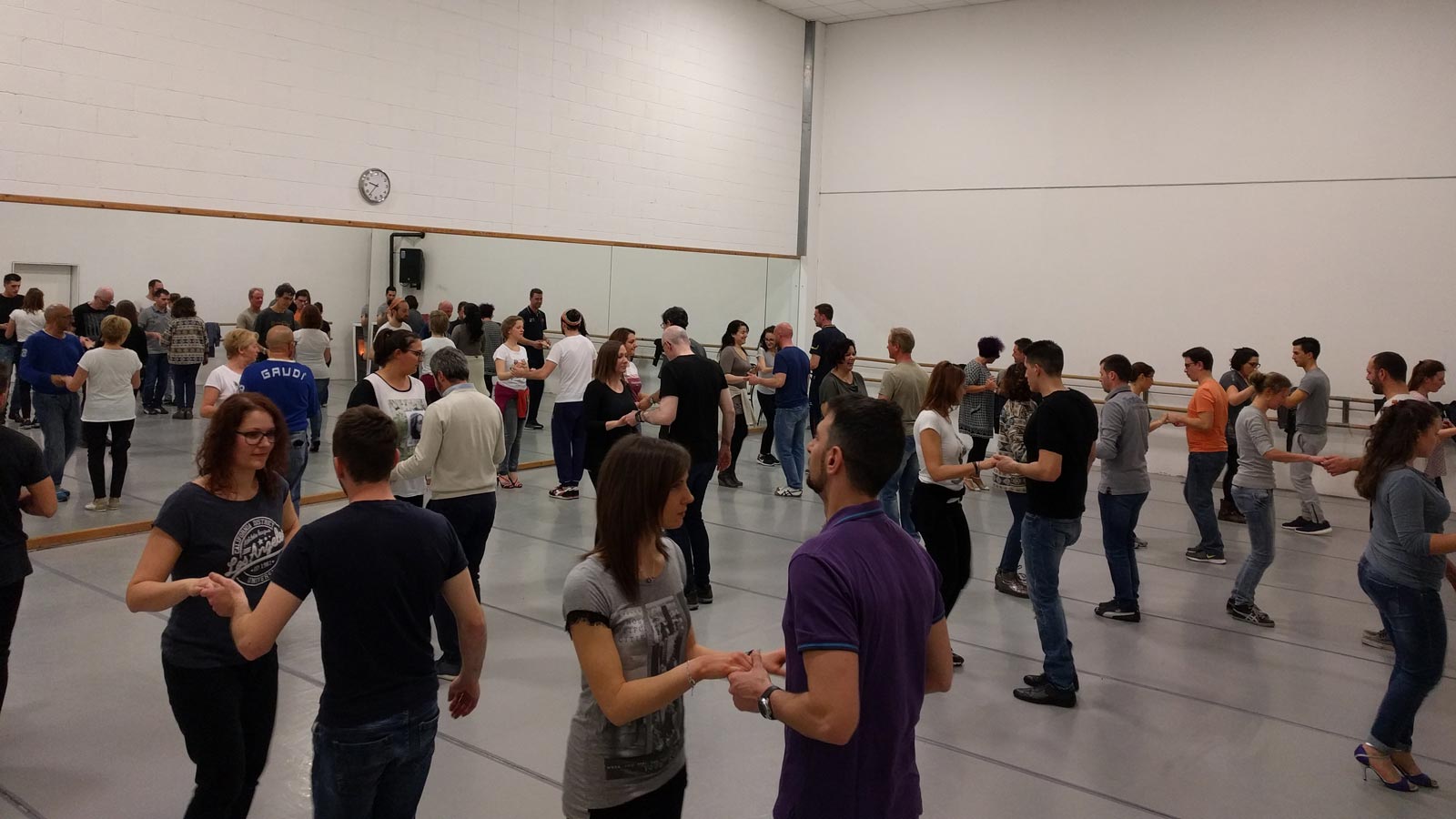 Nuovo corso base di salsa domenicale a Padova